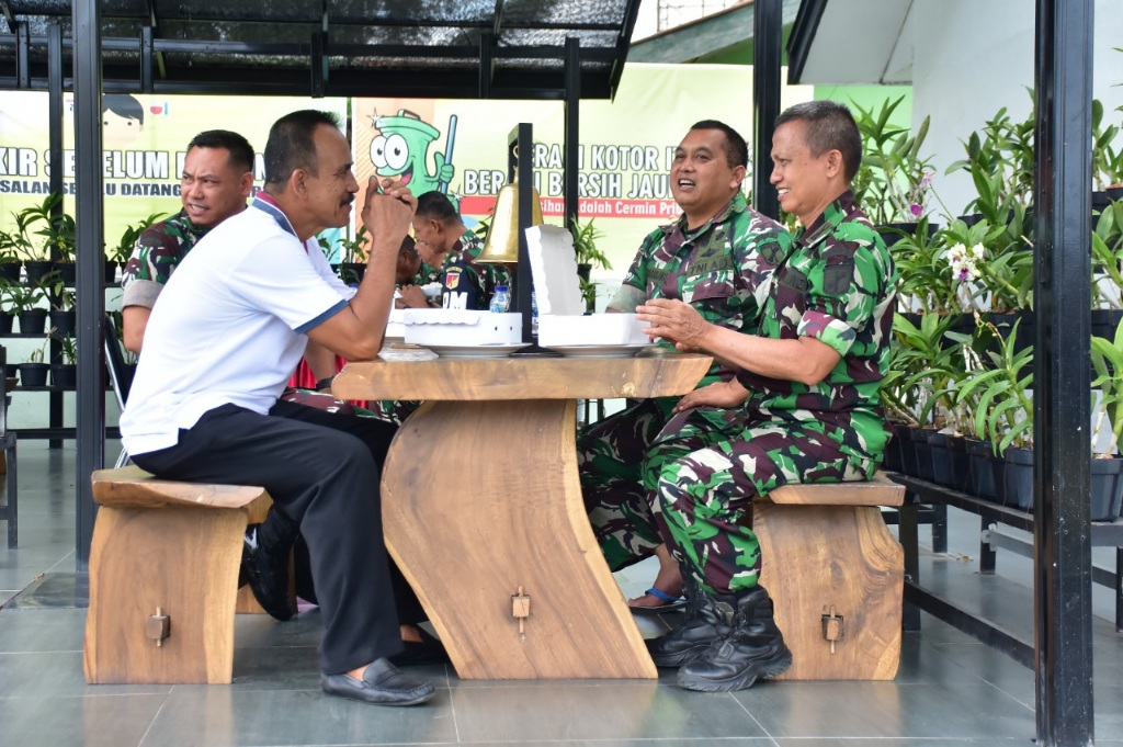 Soliditas Dan Keakraban Inilah Suasana Makan Bersama Prajurit Petarung