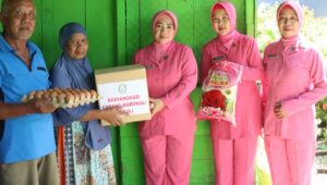 Bhayangkari Cabang Morowali Berikan Bantuan Sosial untuk Warga Kurang Mampu