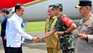Pangdam XIII/Mdk Sambut Kedatangan Presiden di Bandara Sultan Amiruddin Amir 