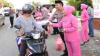 Jelang Berbuka Puasa Kapolres Morowali Bagi Takjil