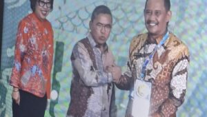 Pj Bupati Morowali Terima Piala Adipura