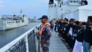 Antusiasnya Generasi Muda  Saat Berlayar Dengan Kapal Perang TNI AL