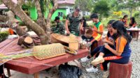 Tingkatkan Kreatifitas Anak Perbatasan, Satgas Yonarmed 10/ Bradjamusti Ajarkan Cara Membuat Kerajinan Tangan