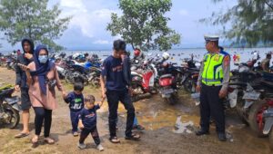 Polres Morowali Utara Maksimalkan Pengamanan di Pantai Ungkea Hari Kedua Lebaran