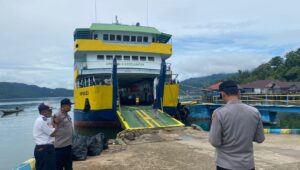 Polres Morowali Utara, Amankan Arus Balik Lebaran 2024 di Pelabuhan Feri Kolonodale