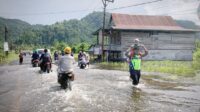 Satlantas Polres Morowali Utara Bantu Warga Terdampak Banjir