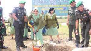 Letkol Inf Alzaki dan Ny. Mira Alzaki, Meletakkan Batu Pertama Pembangunan Kantor Persit KCK Cabang LXVII Kodim 1311/Morowali