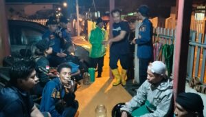 Babinsa Kodim 1311/Morowali dan Tim Reaksi Cepat BPBD Morowali Berikan Bantuan Signifikan kepada Korban Banjir di Desa Lahuafu dan Desa Unsongi