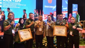Sertu Eko Purwanto Babinsa Kodim 0104/Aceh Timur,  Terima Penyerahan Apresiasi Program Bangga Kencana dan Penurunan Stunting.