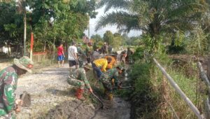 Kodim 1311/Morowali dan Masyarakat Desa Tabarano Gelar Karya Bakti Cegah Banjir dan Penyakit