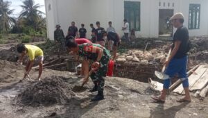 Babinsa Koramil 1311-02/Bungku Selatan dan Warga Desa Fatofia Kerja Bakti Bangun Saluran Air