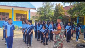 Serda Gustam Bandu Babinsa Koramil 1311-03 Petasia,  Berikan Materi Baris-Berbaris di SMPN 1 Petasia Kab. Morut