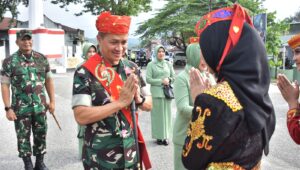 Pangdam XIII/Mdk Kunjungi Kodim 1307/Poso Disambut Tarian Adat Pamona Pekasiwia 