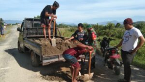 Babinsa Koramil 1311-03 Petasia  Kerja Bakti Penimbunan Jalan di Desa Une Pute 