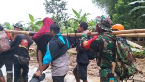 Semangat dan Ketulusan TNI Bantu Korban Banjir di Desa Sibalago, Parimo.