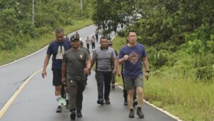 Bangun Sinergitas TNI- POLRI, Satgas Pamtas RI-Malaysia Hadiri Senam Bersama