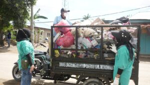 Aksi Bersih Lingkungan Ajak Warga Bahodopi Sadar Pemilahan Sampah
