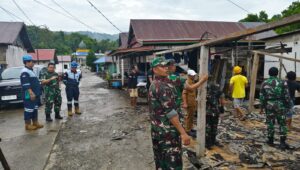 Para Babinsa Kodim 1311 Morowali, Kerja Bakti Bersama Masyarakat di Lokasi Bedah Rumah di Desa Padabaho Kabupaten Morowali