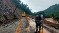 Koptu Eko Sejati Babinsa Kodim 1311-03 Morowali, Bantu atasi Pembersihan Tanah Longsor