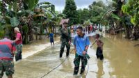 Satgas Yonif 762/VYS Bantu Warga Kampung Persiapan Rober Akibat Banjir