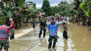 Satgas Yonif 762/VYS Bantu Warga Kampung Persiapan Rober Akibat Banjir 