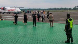 Sertu Alimuddin  Kodim 1311 Morowali, Amankan Kedatangan Penumpang Pesawat di  Bandara Maleo Umbele