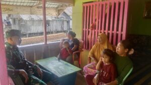 Babinsa Koramil 1311-02 Bungku Selatan Praka Syarif, Komsos dengan  Warga Desa Bakala 