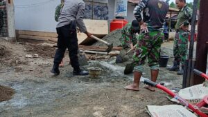 Bhabinkamtibmas Desa Padabaho Gelar Gotong Royong Bangun Rumah Warga