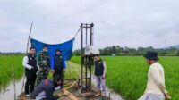 Babinsa Koramil 1311-01 Bungku Tengah: Pendampingan dan Monitoring Pemasangan Sumur Bor dan Pompanisasi untuk Sawah Tadah Hujan di Desa Umpanga Kabupaten Morowali