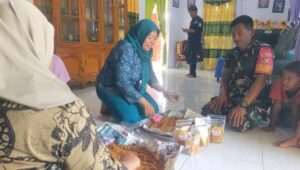 Babinsa Koramil 1311-03 Petasia, Bersama Ibu-ibu PKK Mendampingi Kegiatan Produksi UMKM Abon Udang 