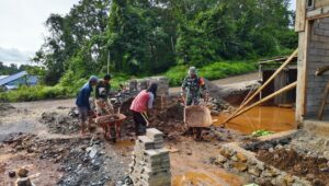 Serda Fredinan Salawangi , Gotong Royong Pembuatan Rumah Salah Satu Warga Binaan di Desa Korowalelo 