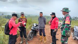 Babinsa Koramil 1311-05 Mori Atas Patroli Terpadu,  Antisipasi Kebakaran Hutan di Desa Peleru