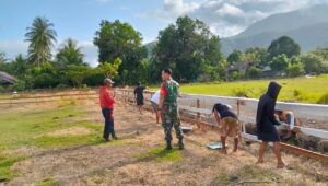 Babinsa Koramil 1311-08 Soyo Jaya, Pimpin Kerja Bakti Pembersihan Lapangan Bersama Masyarakat Desa Panca Makmur 