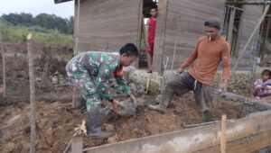 Babinsa Koramil 1311-08 Soyo Jaya Serda Nonong, Membantu Pembangunan Fondasi Rumah Warga Binaan di Desa Bau