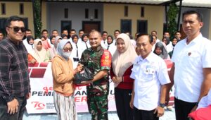 Baru Pertama Kali Terjadi , Dandim 1311 Morowali  Serahkan Ribuan Bendera Merah Putih Kepada Perwakilan Masyarakat 