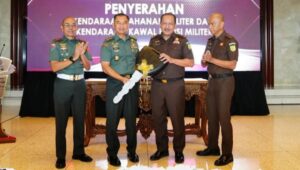 TNI Terima Hibah Mobil Kawal dan Mobil Tahanan Militer dari Kejaksaan RI