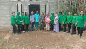 Jumat Berkah, Serda Ibrahim Dampingi Ibu-ibu Persit  Bakti Sosial 