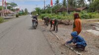 Persiapkan Jadi Kampung Pancasila, Babinsa dan Warga Kerja Bakti 