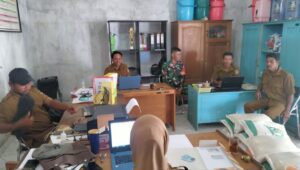 Tingkatkan Hubungan Kerja, Babinsa 1311-06 Komsos dengan Aparat Pemerintah Desa