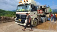 Akibat Jalan Rusak, Mobil Bermuatan Alat Berat Tertanam di Kolaka Kabupaten Morowali Utara