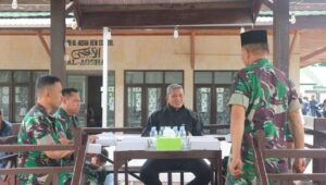 Korem 132/Tdl Bersama Masyarakat Melaksanakan Sholat Jumat di lanjutkan Berbagi Berkah:”Dua Panggilan Allah SWT”.   