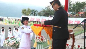 HUT RI ke-79. Kapolres Morowali Utara Pimpin Upacara Penurunan Bendera Sang Merah Putih 