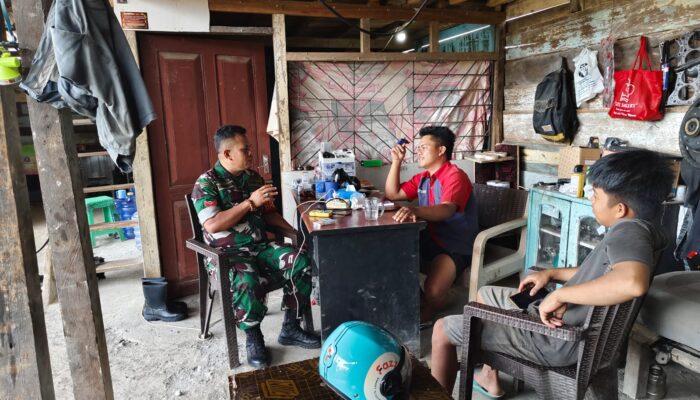 Koptu Dasaruddin Komsos Bersama Warga Desa Keurea