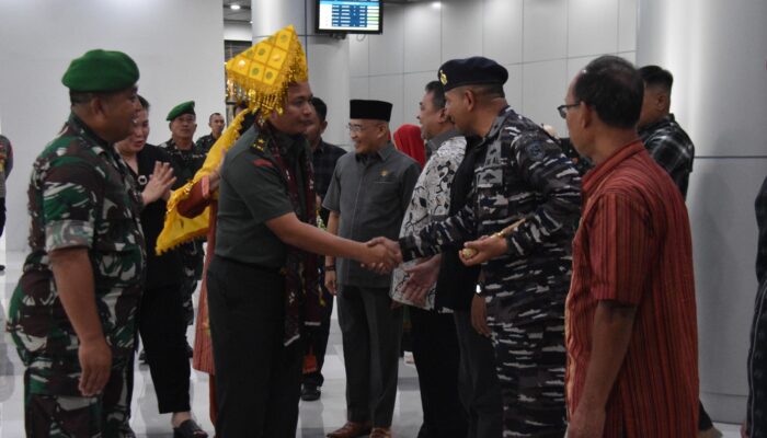 Brigjen TNI Deni Gunawan Bersama Istri, tiba di Bandara Mutiara Sis Al-Jufri Disambut Hangat Forkopimda Sulawesi Tengah