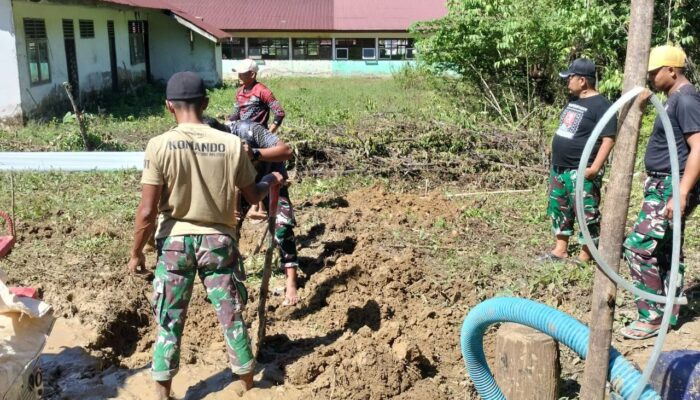 Babinsa Koramil 1311-02 Bungku Selatan Laksanakan Program Manunggal Air, Bantu Kesulitan Masyarakat