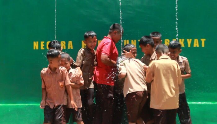 Pasca Diresmikannya Titik Air oleh KASAD, Anak-anak Desa Buleleng Riang Gembira Rebutan Mandi