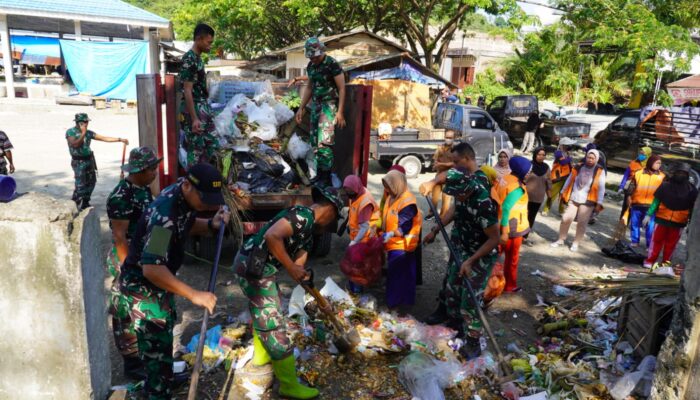 Peduli Lingkungan, Kodim 1311 Morowali Bersihkan Sampah di Pasar Sentral Bungku 