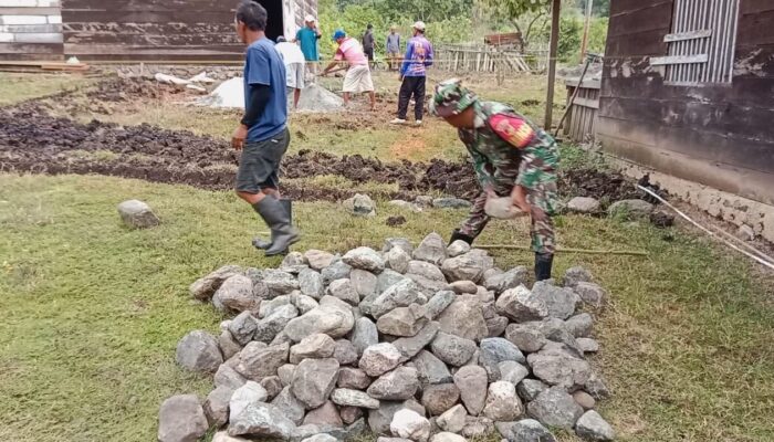 Babinsa Koramil 1311-08 Soyo Jaya Bantu Warga Bangun Fondasi Rumah di Desa Malino