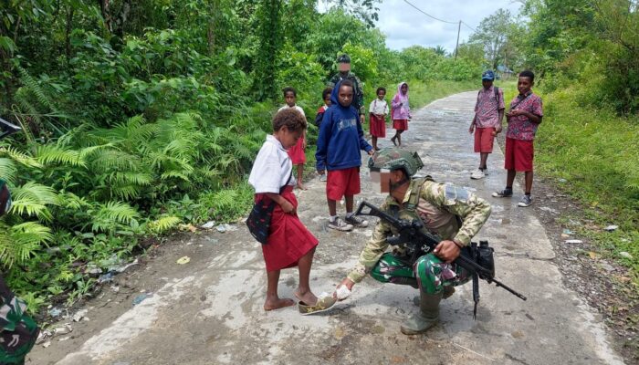 Anak-Anak Kuaserama Sambut Gembira Perlengkapan Sekolah Dari Satgas Marinir Habema