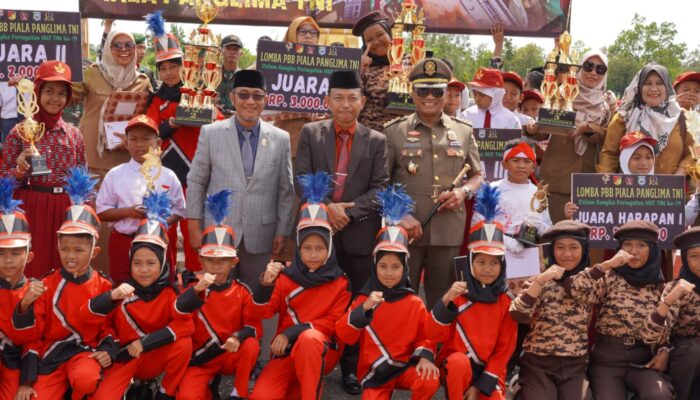 Piala dan Piagam Diserahkan kepada Juara Lomba PBB HUT Ke-79 TNI di Morowali